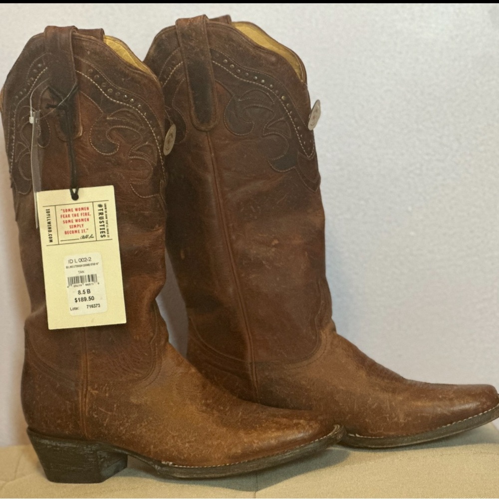 NWT women’s distressed Idyylwood cowgirl boots.
